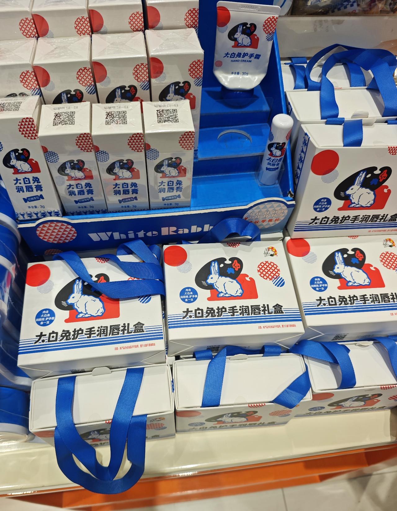 逛豫园城隍庙，偶遇大白兔：一代人的经典，审美果真经得起时间考验
 
时隔二三十年