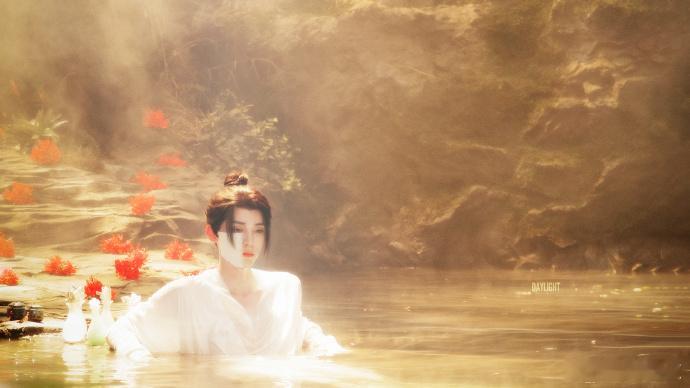 周翊然 这是我不花钱就能看的吗 周翊然以白衣美男形象现身水中，神秘的氛围包裹着他