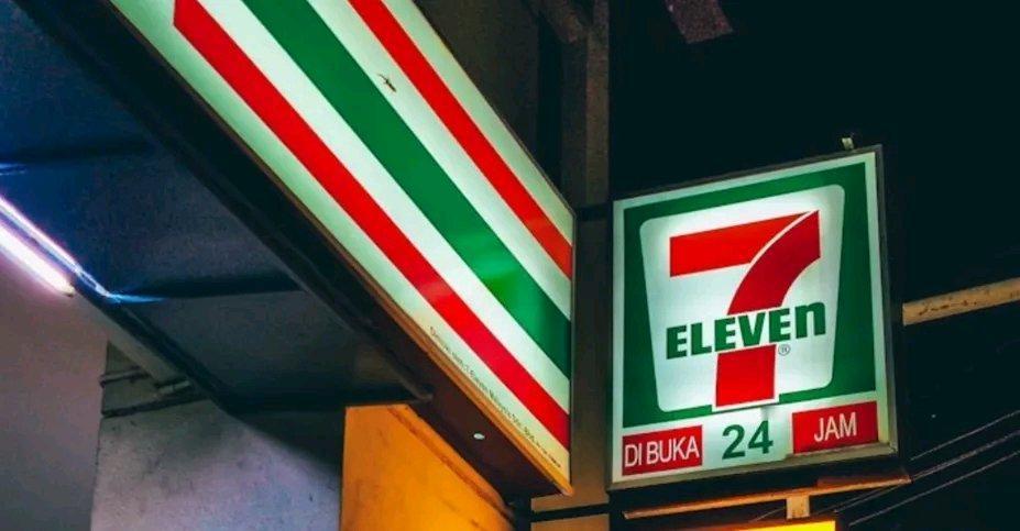 美国新泽西州这事儿太离谱了。29岁的便利店店员桑德斯・博伊德和44岁的顾客摩尔爆