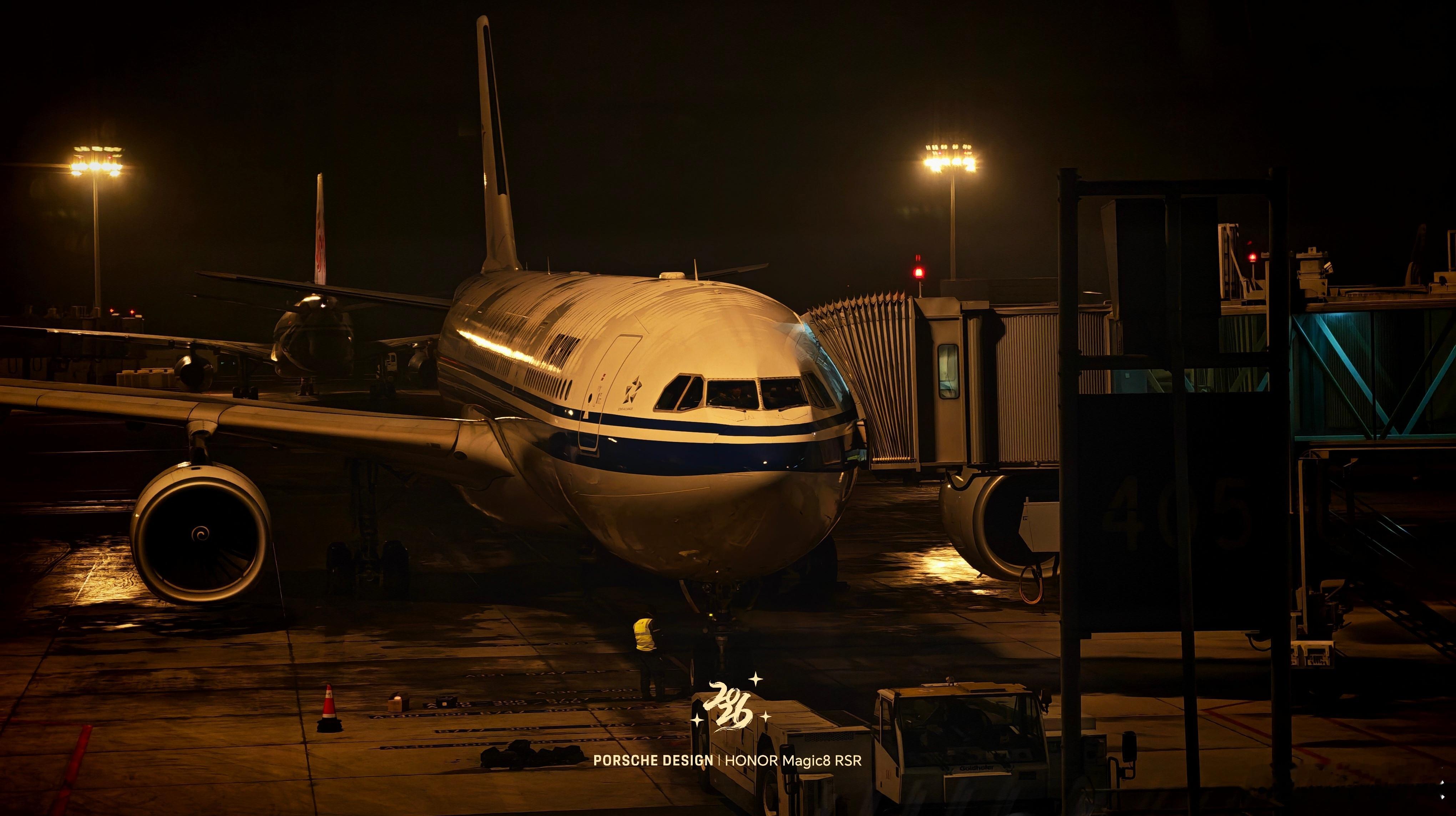 早安各位刚刚遇到两家飞海口登机延误的旅客，一家是两口子带着四位老人，一家是妈妈带