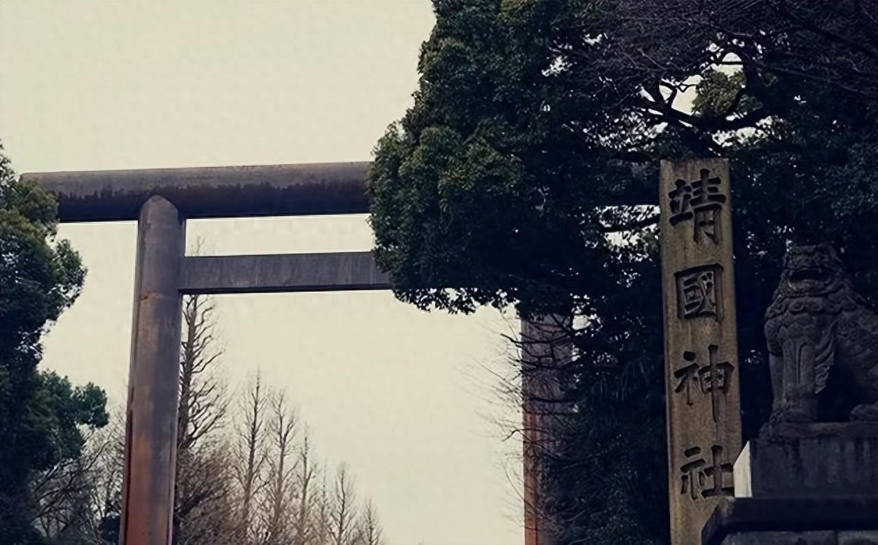东京九段那座建筑，供着东条英机等14名甲级战犯的牌位。几十年来，日本政客把它裹在