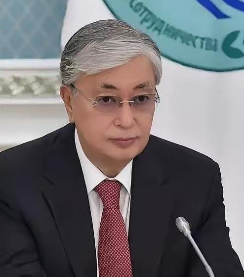 哈萨克斯坦根本不是把"摇摆"玩明白了，而是玩砸了，现在急得团团转，就是为自己的贪