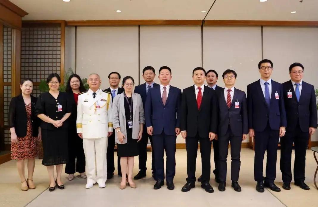 马科斯“无牌可打”？菲律宾对华“低头服软”，南海算盘被彻底砸烂

很多人被菲律宾