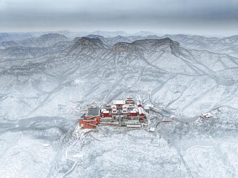 我认为“雪落千山静”的下句可接“风吟万木幽”。雪纷纷落下，千山皆归于寂静，好似整