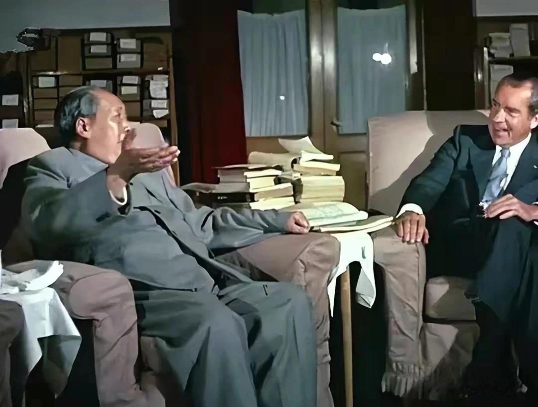 1972年2月，美国总统尼克松访华，受到毛主席的接见。尼克松在他的回忆录中写到：
