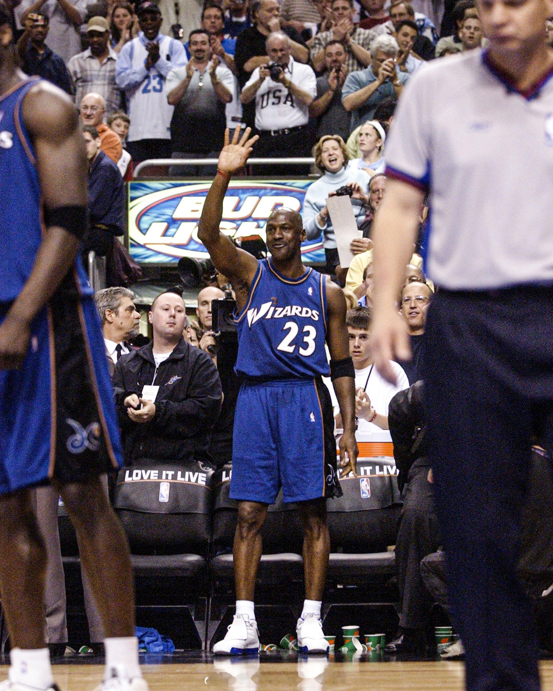 2003年的这一天，迈克尔·乔丹打了他最后一场NBA比赛￼这位40岁的传奇在28