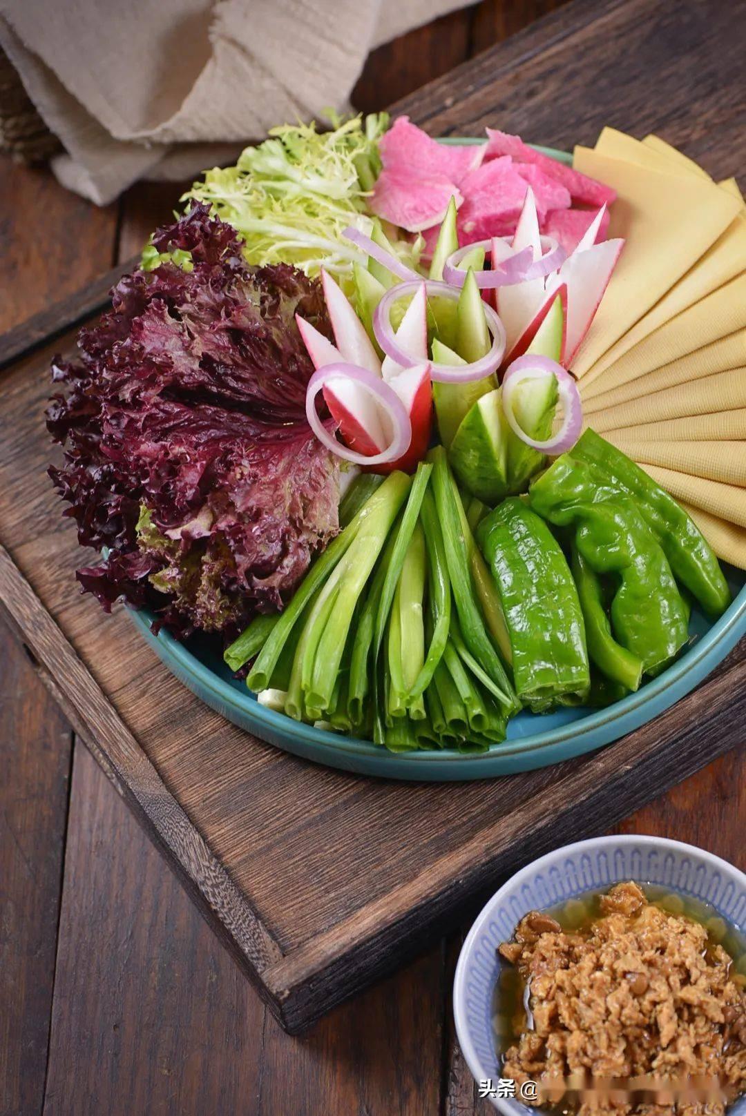 春天东北最鲜的10种蘸酱菜

1刺嫩芽
2大叶秧
3曲嘛菜
4婆婆丁
5苦碟子