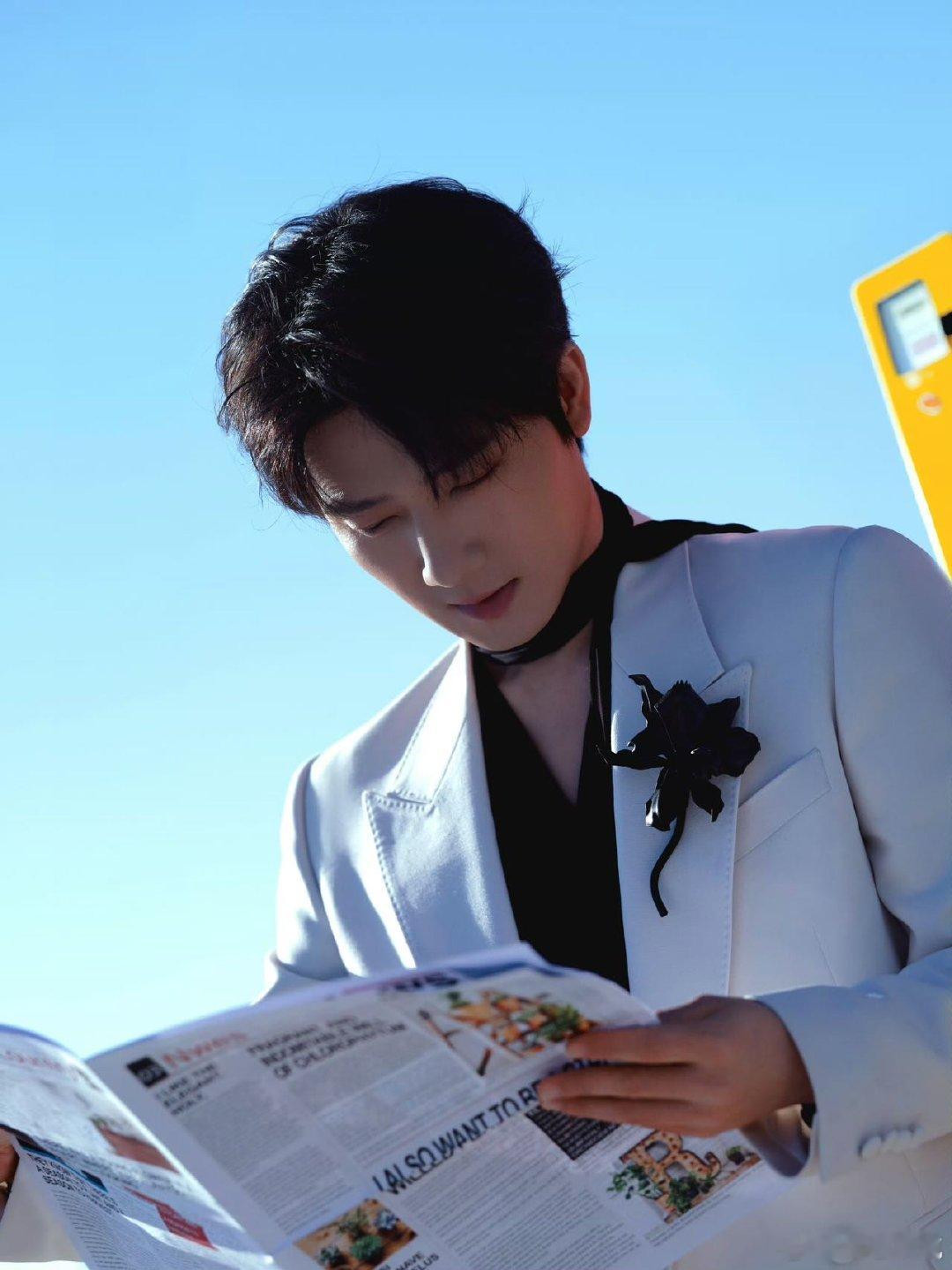 这波联动简直把快乐值拉满了呀！九尾白发造型直接帅出天际，怼脸镜头里连发丝都在散发