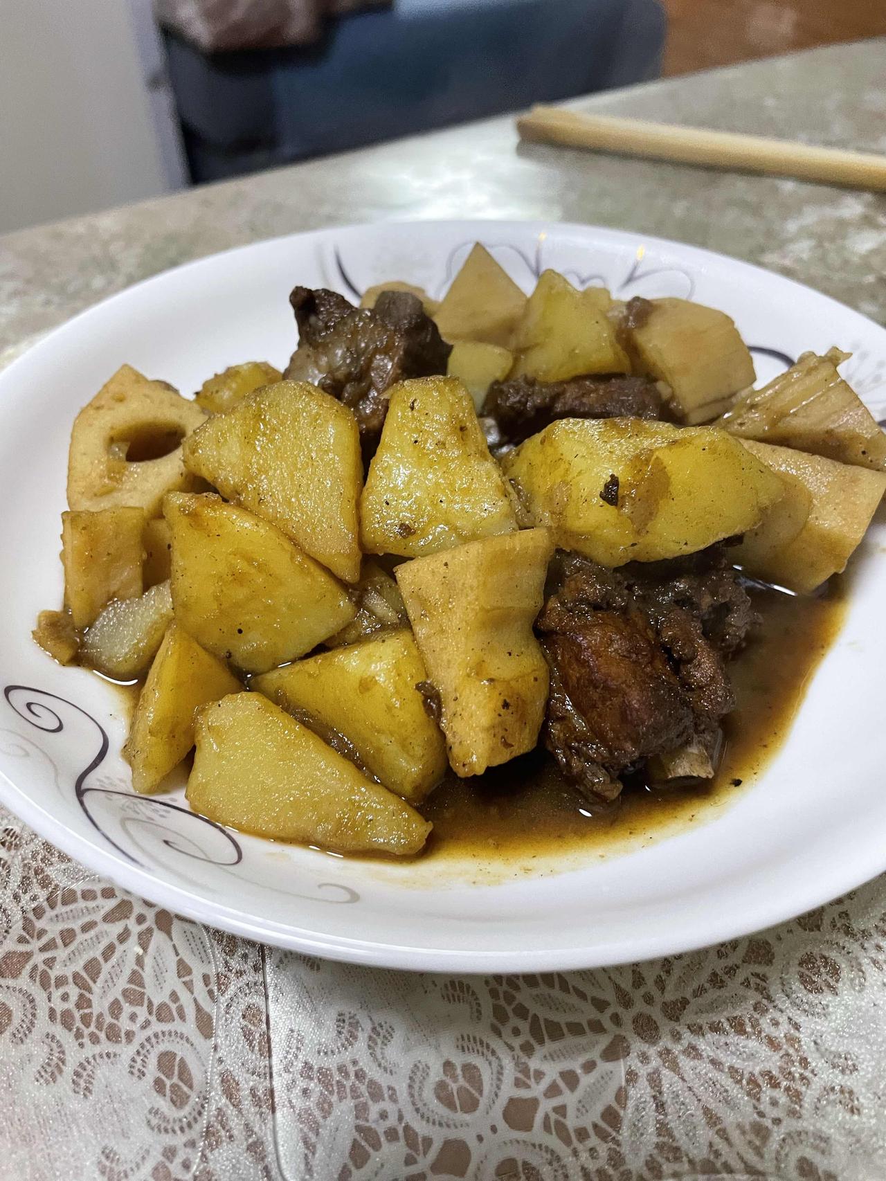 晒图笔记大赛今天早上是土豆炖排骨，清炒菜花，孩子们的最爱！