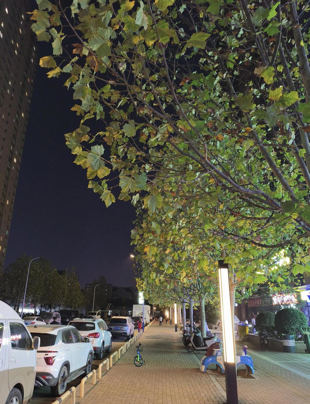 她叫他“小可爱”，他叫她“老板娘”。
这俩人，一个坐办公室，一个在工位上，
每天