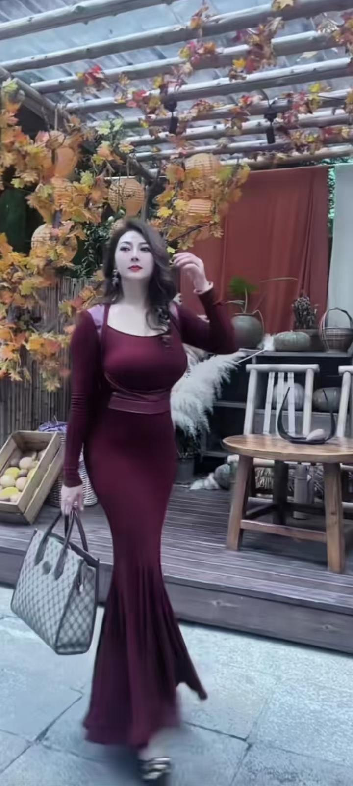 试对；

晨晖拂蕊盈香梦
暮霞映莎赠美酒

******

网图侵删