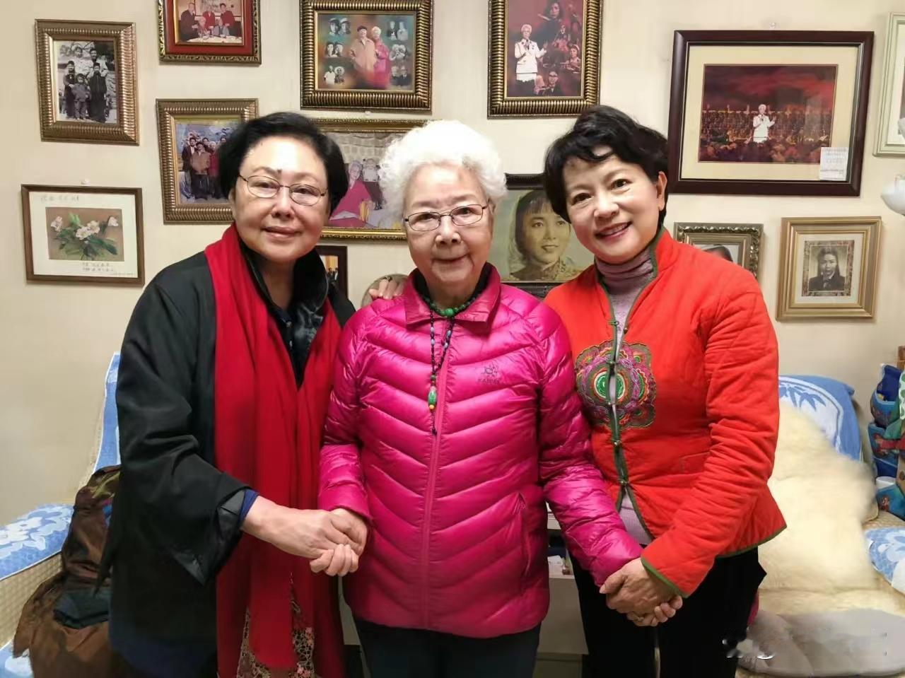 看见这照片，就想起八十年代，田华老师主演的电影《法庭内外》；斯琴高娃主演的《骆驼