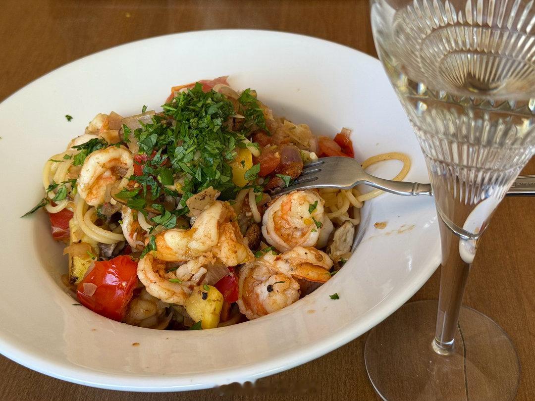 今天吃点正常碳水，给明天LSD储备油料。200克大虾加上56克意面，以及大蒜+番