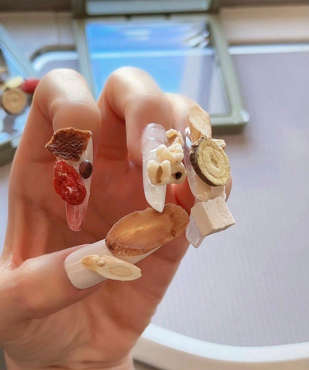 曾黎的美甲简直刷新我对美甲的认知，也被科普一波。近日曾黎晒出自己的美甲，美甲上面