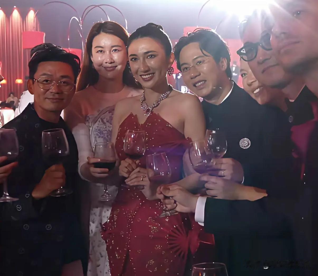 【0炒作不回避！王宝强坦然出席婚礼，击碎一众离谱八卦猜想】
 
旁人总盼着他刻意