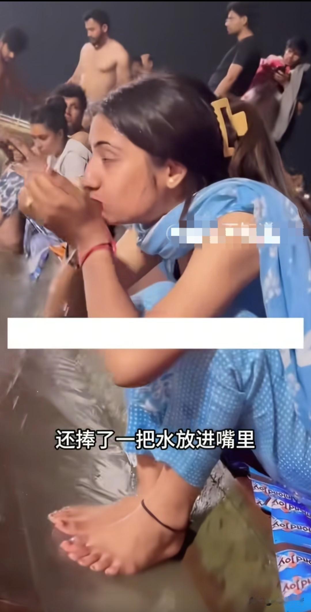 因为印度人从小就在恒河中沐浴，
她们自身就携带有很多恒河的病毒，
因此恒河水对于