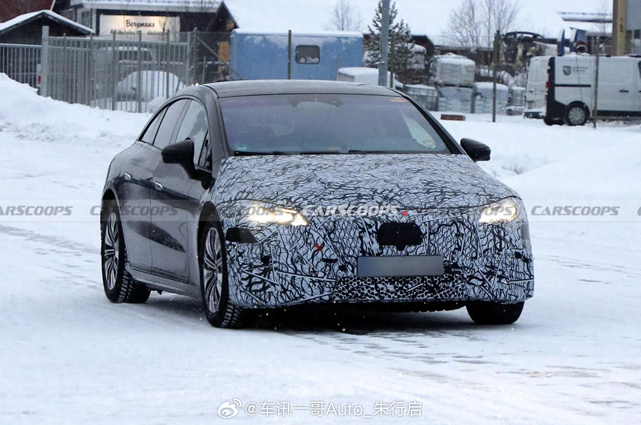 全新的奔驰EQS谍照图被曝光新车将搭载全新的800伏电气架构三叉星形的图案辨识度