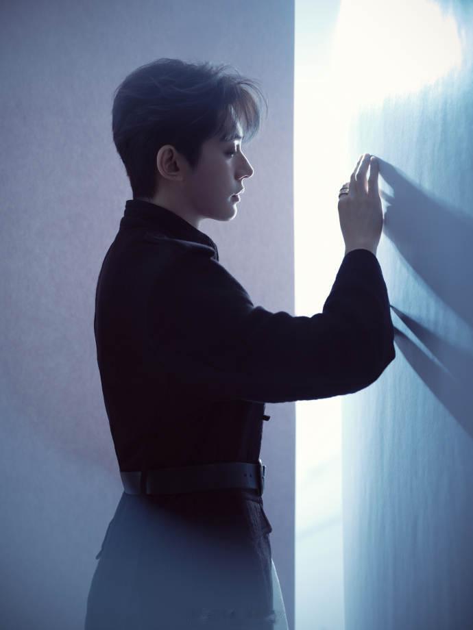 微博之夜出图邓为微博之夜造型出图光影之间帅气王子期待微博之夜红毯！ 