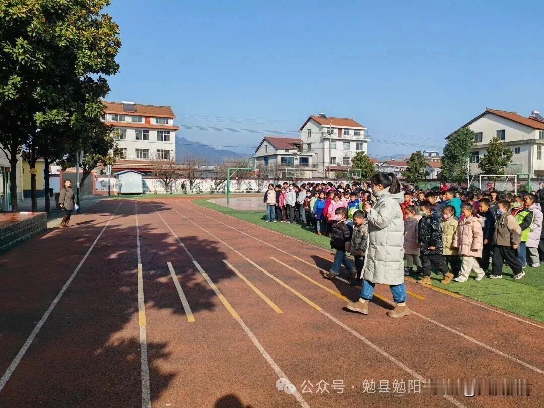 12月24日下午，勉阳街道中心小学组织开展了交通安全模拟演练活动