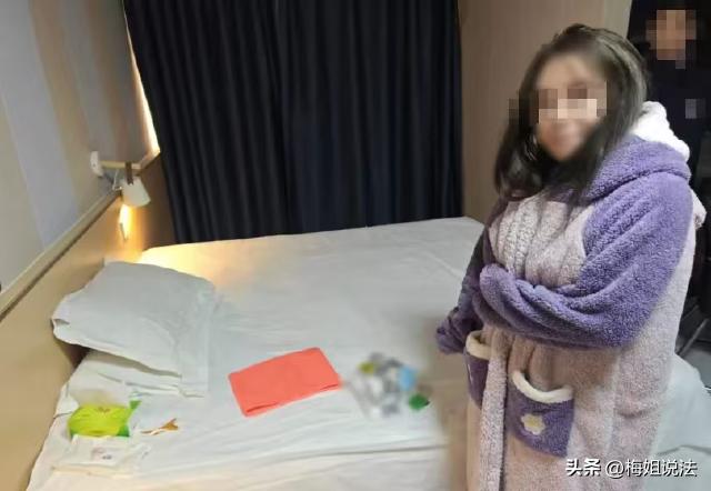 辽宁，一男子手机上联系了女子，进入女子的出租屋支付了钱款，还没完事就被敲开房门，
