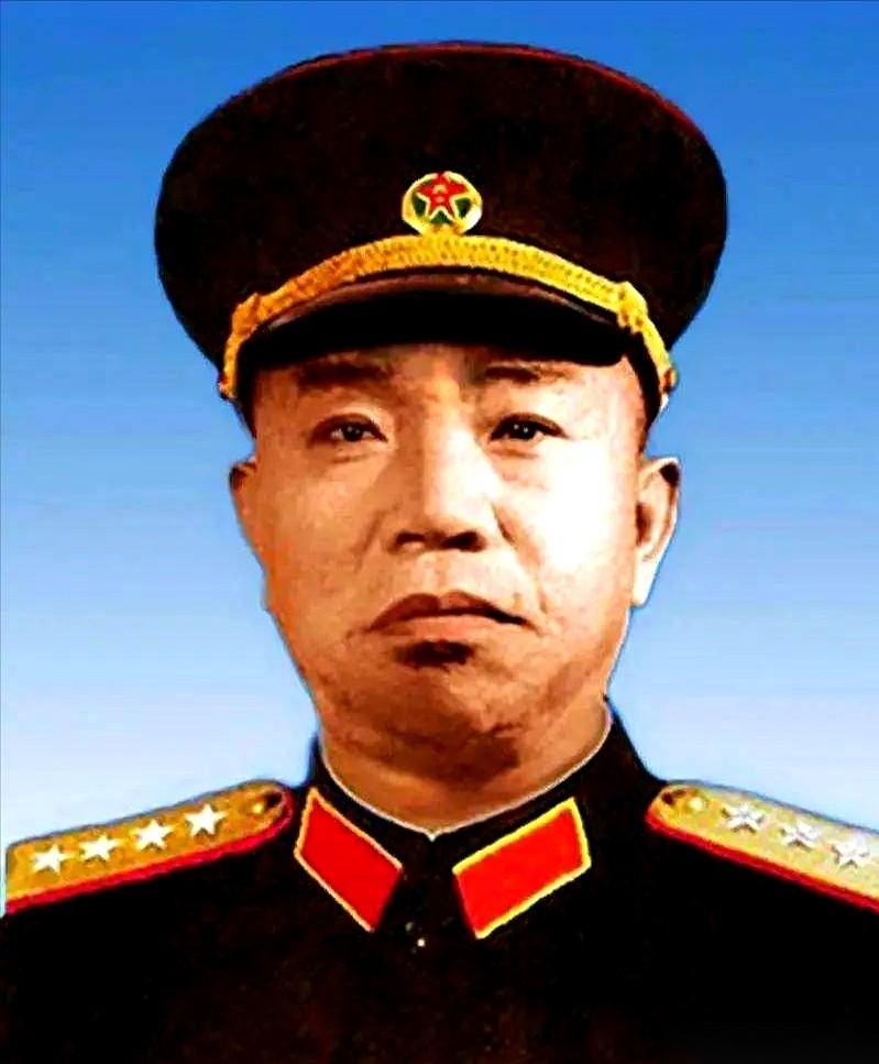 “关你什么事？闪一边去！”
这话真够横的。
食堂里，一个年轻干部冲着个穿旧军装的