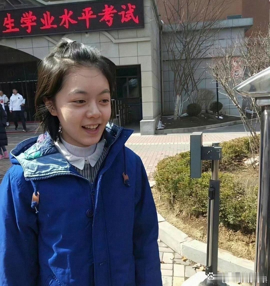 这是赵今麦高考完的样子，完全纯素颜，这不就是人们说的初恋脸嘛，真是老天爷追着喂饭