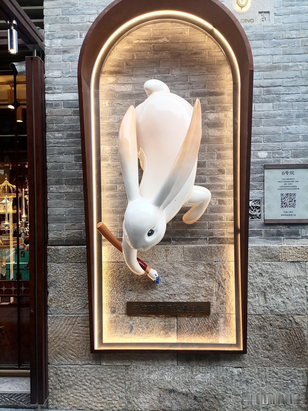 【兔子与股市】兔子90度向下，这情况想想还挺刺激。兔子爪子不像猫那么锋利，没有猫