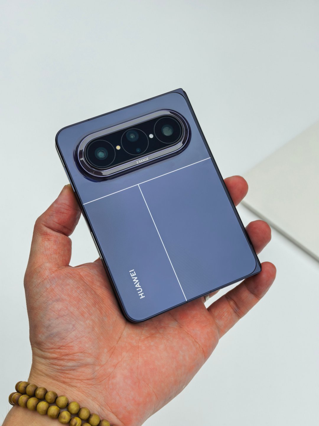 华为安卓苹果今年将齐发阔折叠 ？果子的首款折叠，基本上也是阔形态的。鸿蒙这边已经