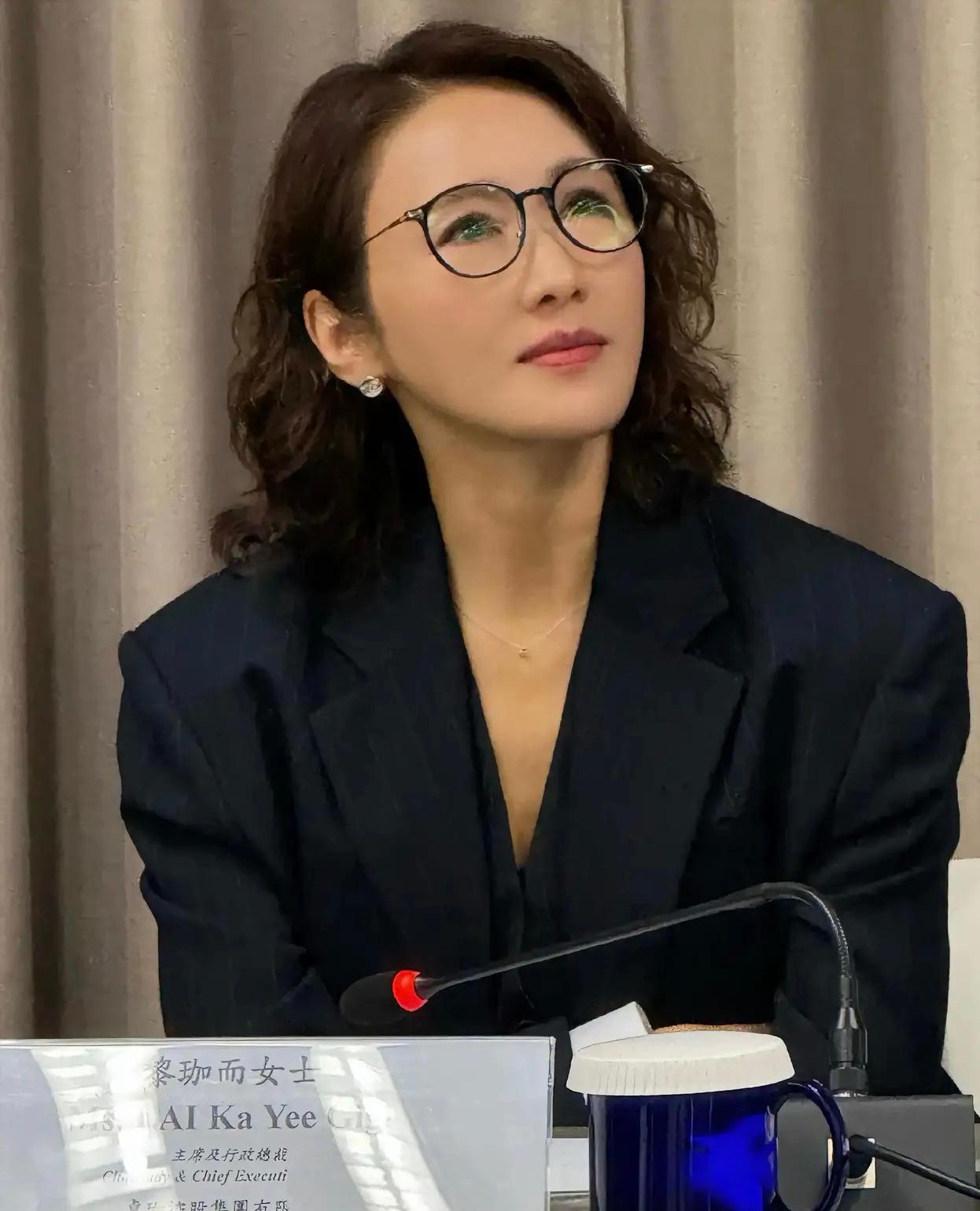 黎姿大变样了！
主要是不演戏了开始经商了，以及的确做了了医美！
54岁黎姿参加公
