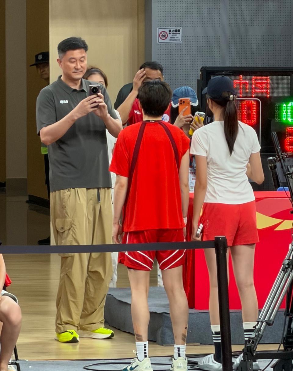 杜锋带着女儿杜艾玛去佛山赛区看中国女篮对阵尼日利亚女篮，这一刻的他不是主教练不是