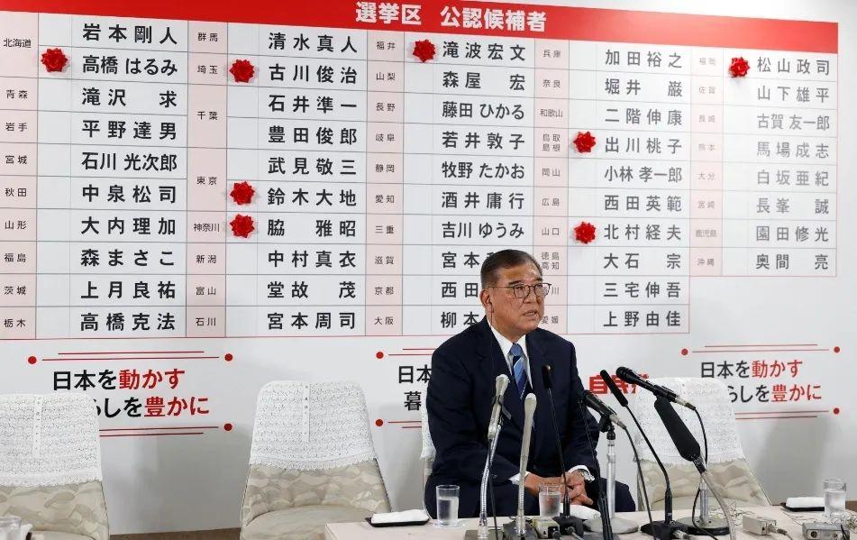 麻生为什么处心积虑的要把石破茂赶下台？

日本政坛这几年乱成一锅粥，自民党从安倍