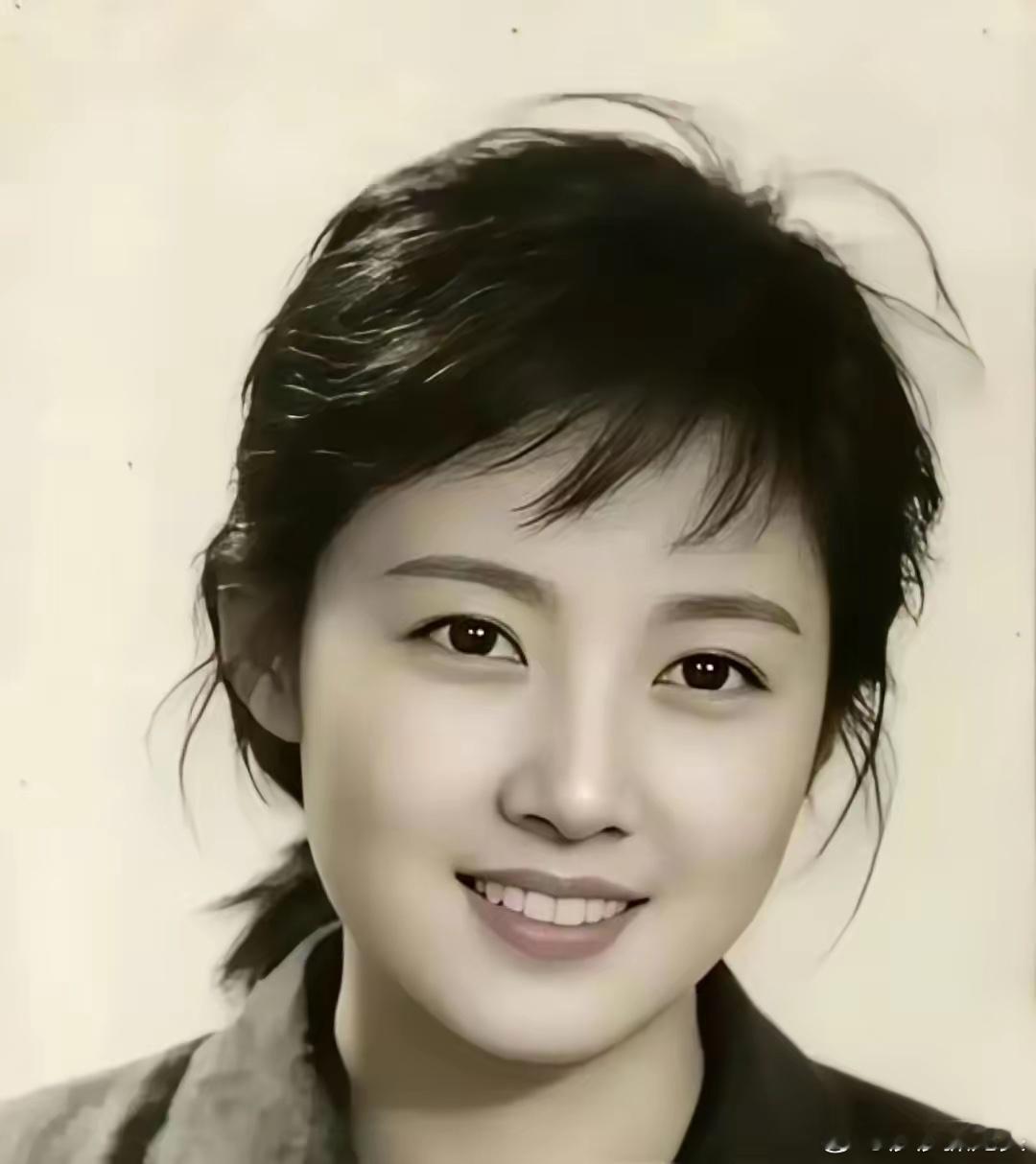 一位长相清秀的女大学生去上海面试。面试官问她：“1000个山是什么字？”女生马上