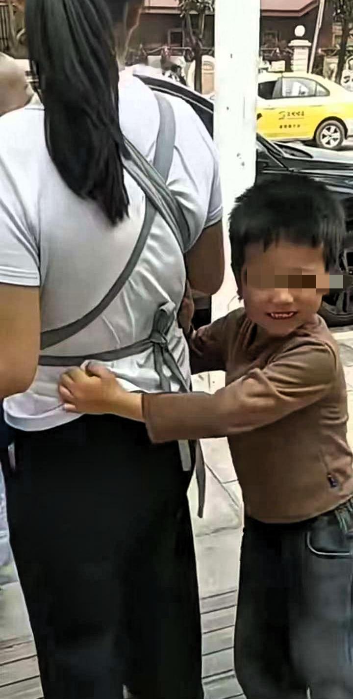 心碎了，儿子在街上隅遇离婚一年的妈妈，儿子哭着上前抱住妈妈说：我好想你，妈妈被孩