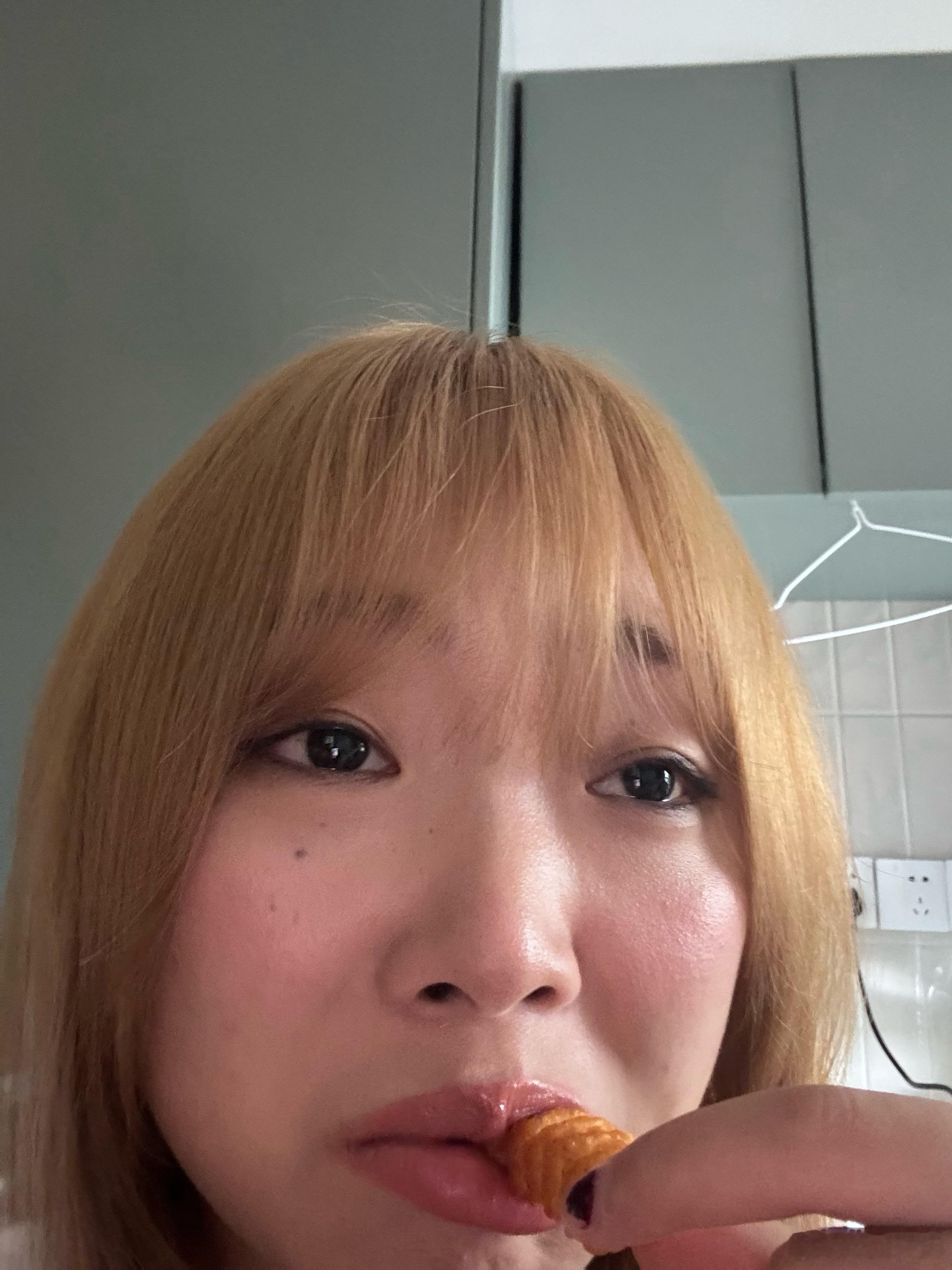 已经沉浸入《swag》 完全不想出门 只想一直听一直听一直听一直听 ​​​