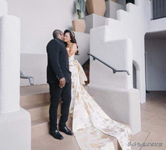 60岁库里母亲离婚5年再披婚纱！库里举杯大笑，新郎身份成谜