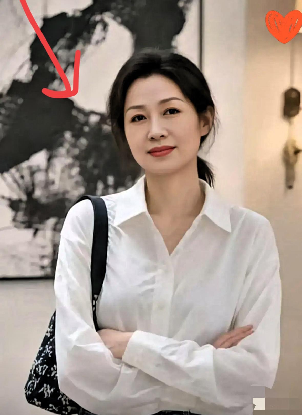 快50岁的女人还在等爱情？
她今年49岁。
生理上早已“停水停电”一整年，心里那