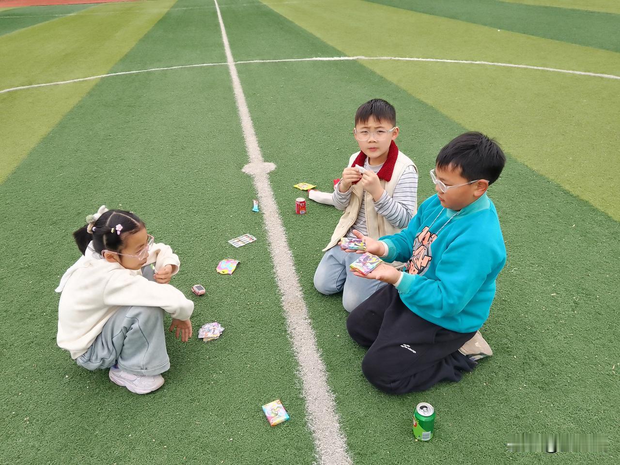 四个小学生四个“老眼镜”，如此高的近视率令我震惊！

偌大的运动场仅有四个小孩玩