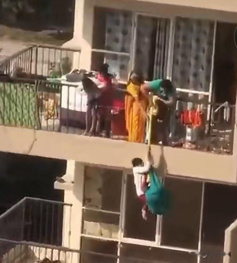 硬核亲妈：印度女子用“布绳”将亲生儿子吊至九楼取纱丽

2022年2月，印度哈里