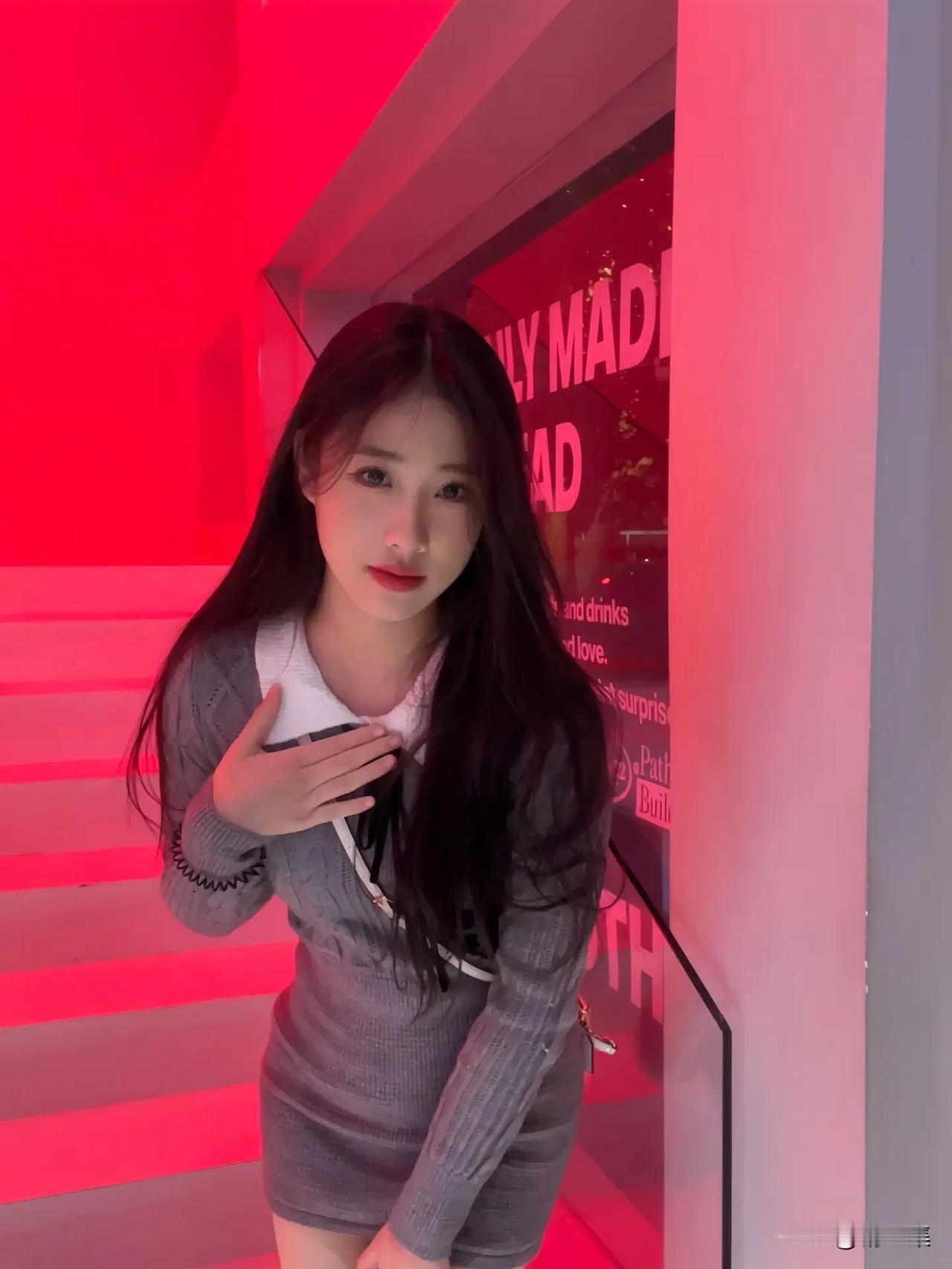 这姑娘站在红色灯光下好酷啊！