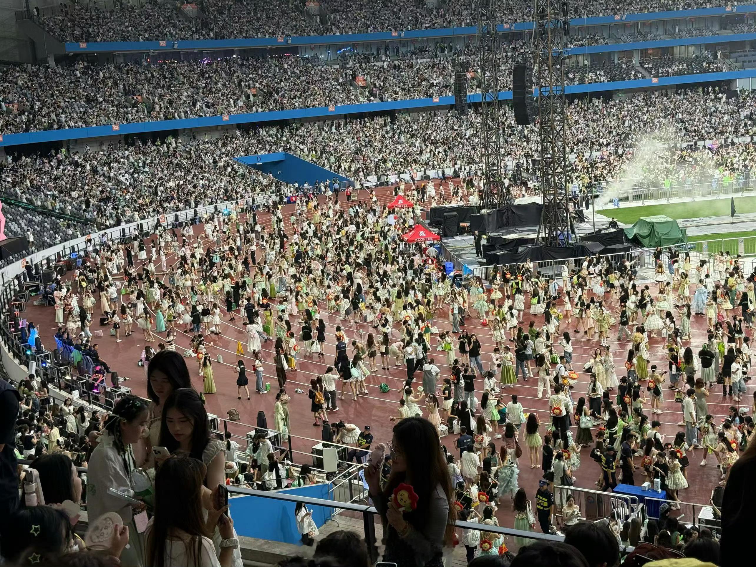 王源深圳演唱会上座率王源演唱会上座率夯爆了 好多人啊夯爆了 