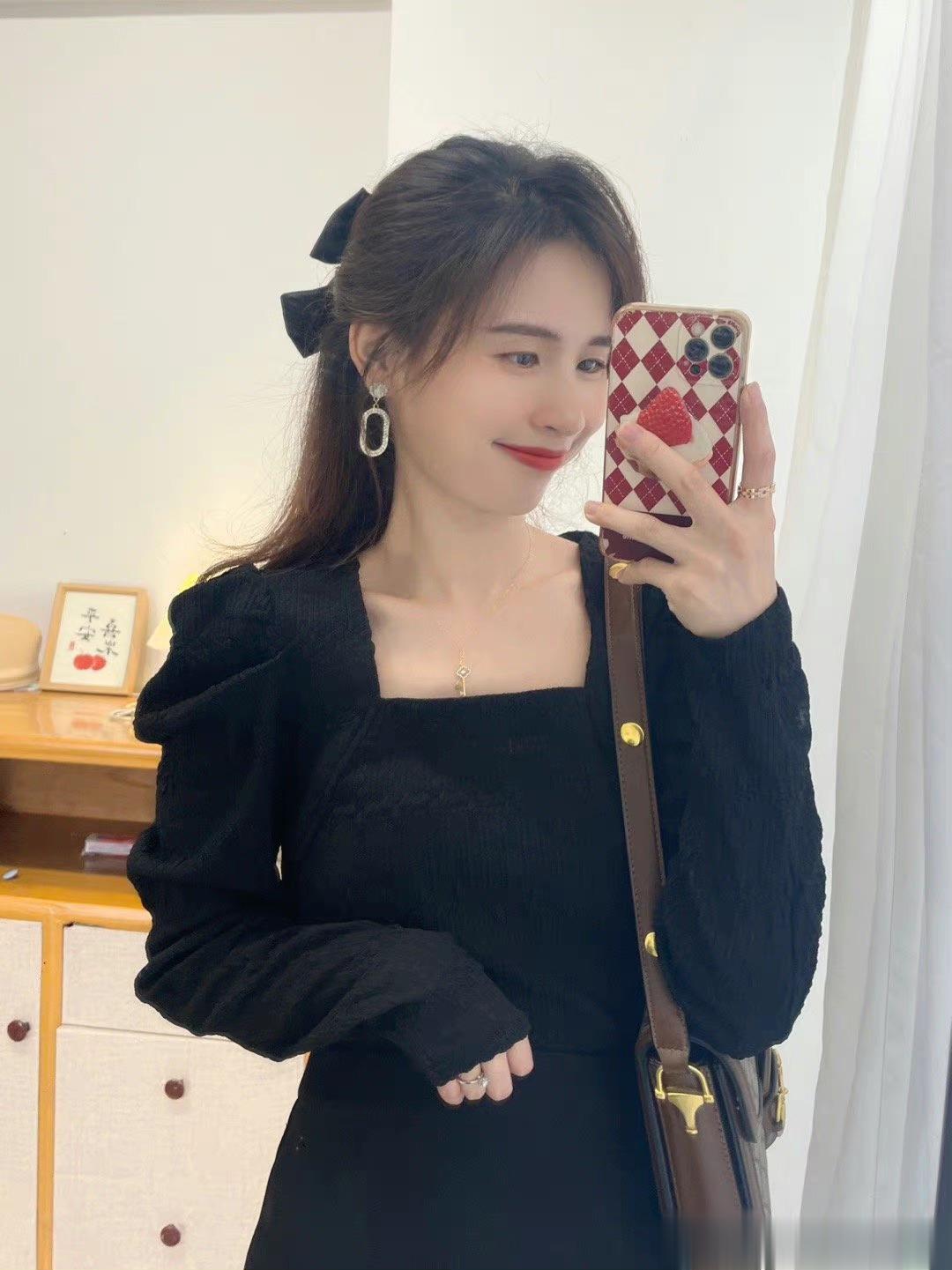 9/9。 10:00本期强推的一款，气质与女人味儿与一体的一件上衣，真的显瘦无敌