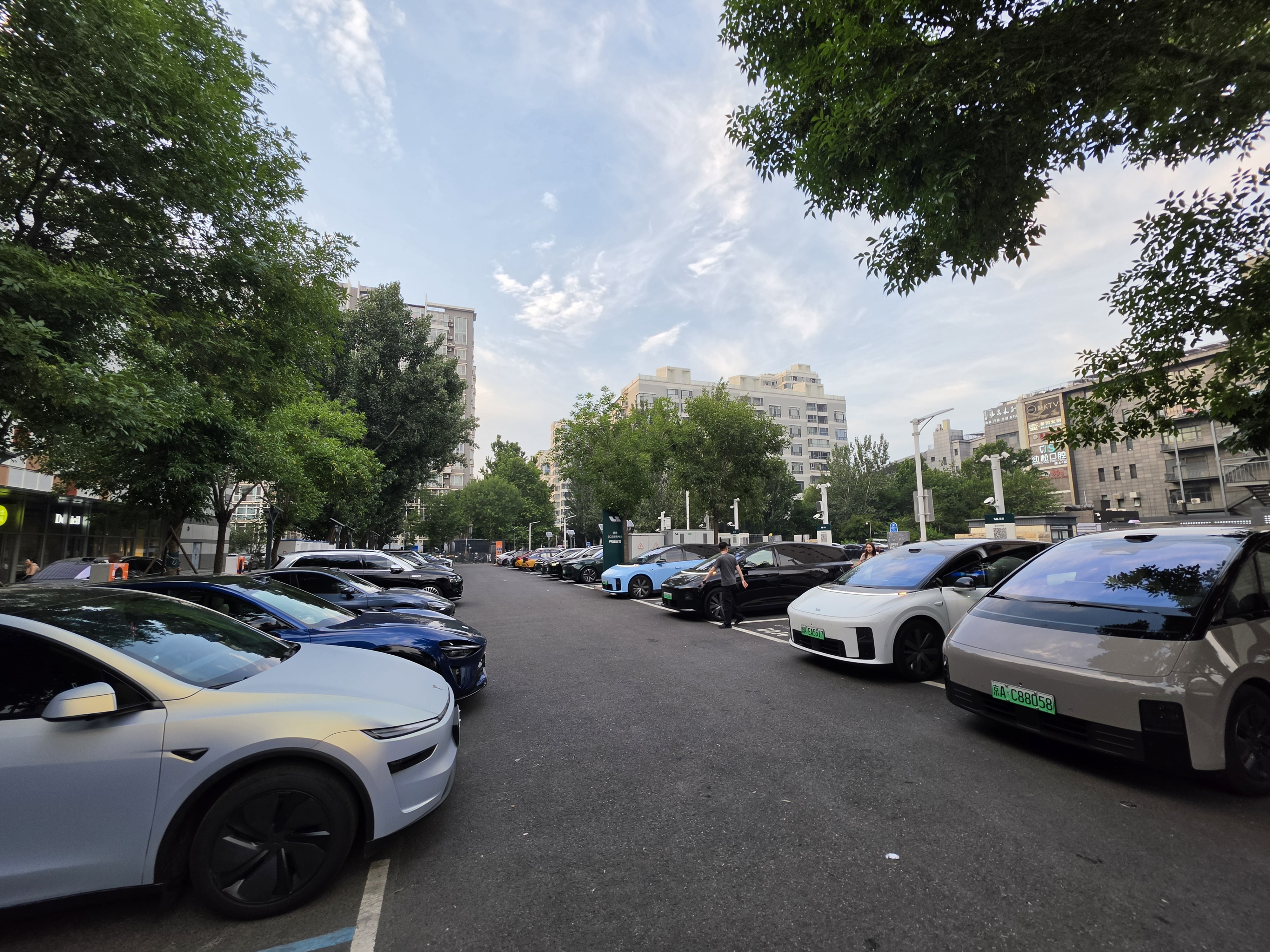 北京纯电感觉基本上就是特斯拉和理想的天下…换电不如江浙沪发达，但是快充挺多的感觉