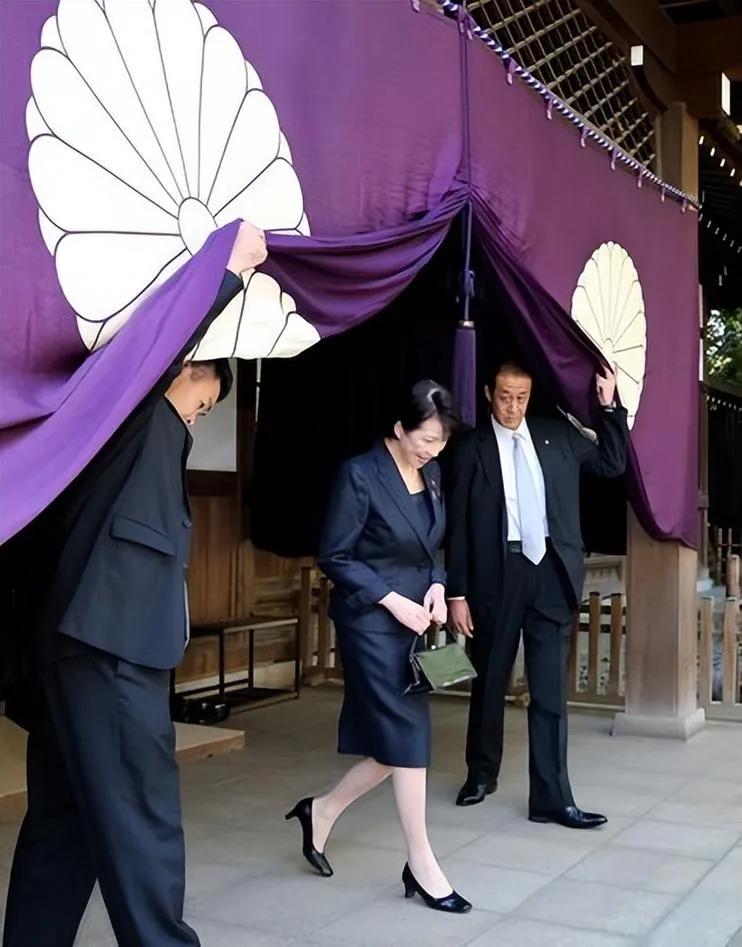 震级再大，巨浪最高，挡不住右翼首相高市早苗向战犯恶灵供奉“真榊”祭品。
   当