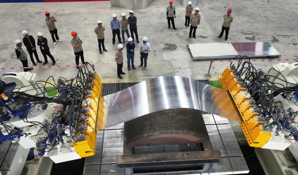 中国航空装备再上新高！世界最大拉伸机通过验收

就在前几天，中国航空制造业发生了