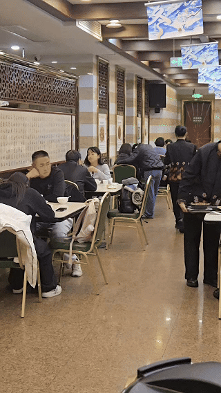 戏曲导演被曝酒店同居有群众在南京某餐厅偶遇一知名导演与年轻女子约会，据悉该导演是