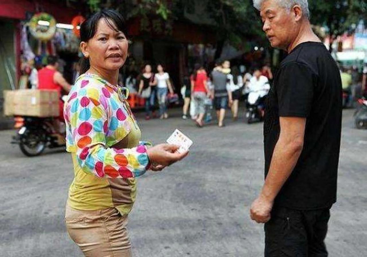 你在火车站遇到过拉客吗？
20多年前我出差去省会，这是我第一次去省会，坐的火车是