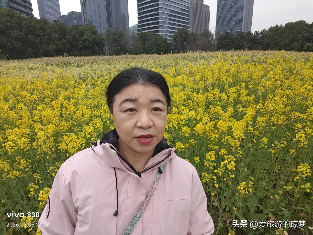 杭州钱江世纪公园的七彩油菜花