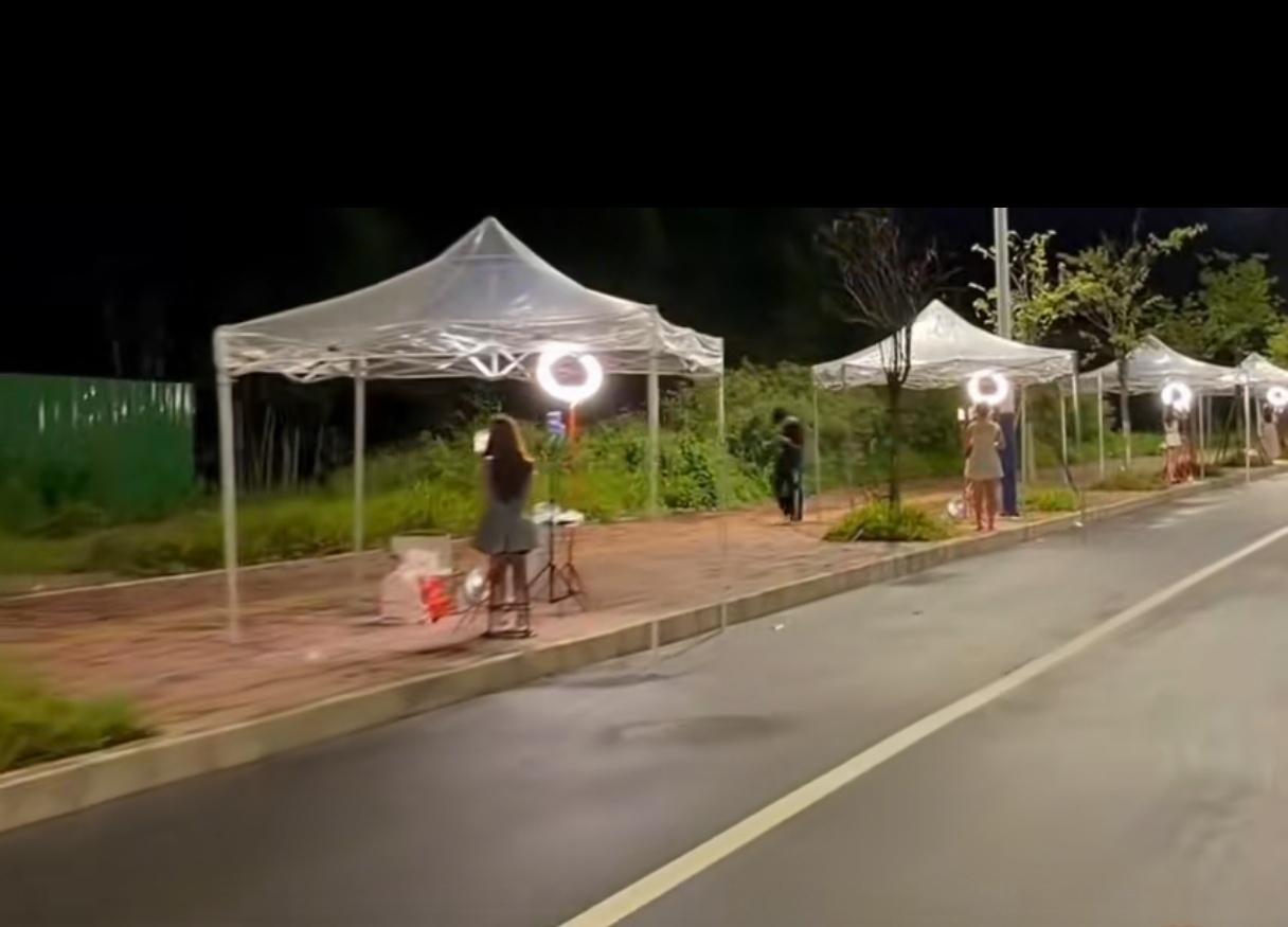 这条直播路，比做明星还难。起早贪黑的，不如正经找份卖苦力的工作做。