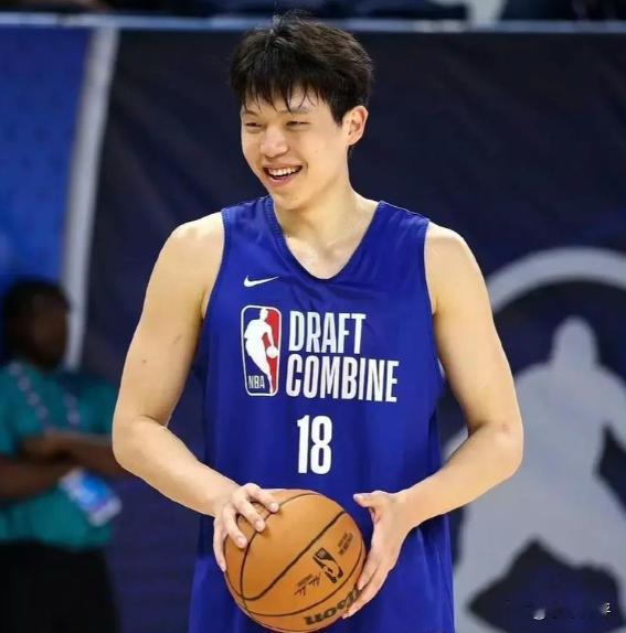 杨瀚森怎么突然开窍了？就俩字：不贪！
今天开拓者打骑士，第一节咱们的新星杨瀚森替