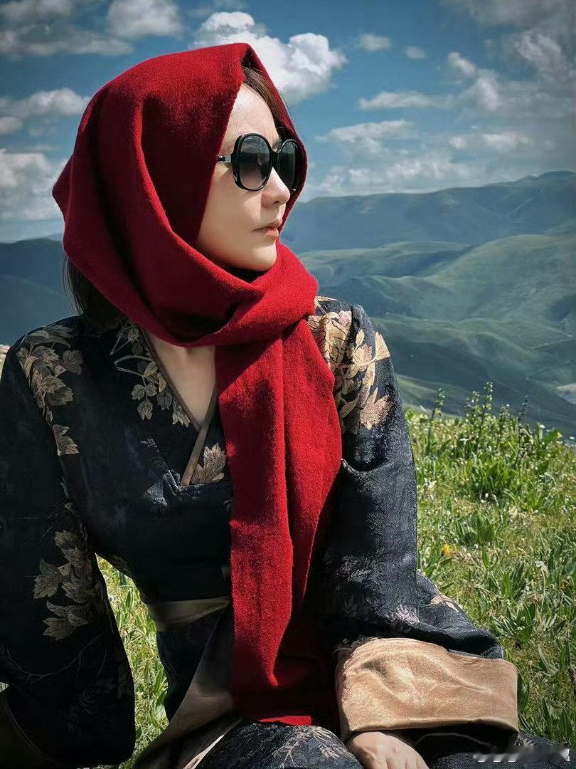 杨蓉4300米山顶大片杨蓉的山野松弛感不惧高反奔赴山顶取景，用心拍出的照片果然自